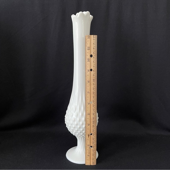 Swung Vase - Fenton Hobnail Milk Glass - Vintage - Picture 10 of 11
